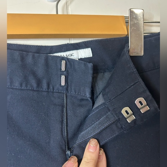 Zara Basic, size 6, navy blue, chino/bermuda shorts, long, pockets, zipper/hooks - Picture 5 of 7
